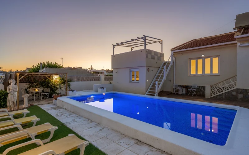 qv-gallery-17-evening-pool-wide-view