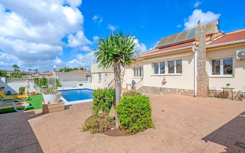 qv-gallery-39-rear-exterior-and-pool-terrace